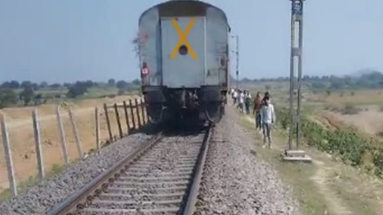 chitrakoot:-चलती-ट्रेन-से-मोबाइल-छीनने-के-बाद-कूदा-बदमाश,-छात्रा-भी-कूदी,-घायल