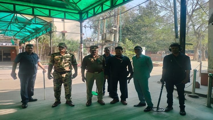 up:-दीवानी-को-फिर-बम-से-उड़ाने-की-धमकी,-ई-मेल-मिलते-ही-मची-अफरा-तफरी;-बम-स्क्वॉड-ने-चलाया-सर्च-ऑपरेशन