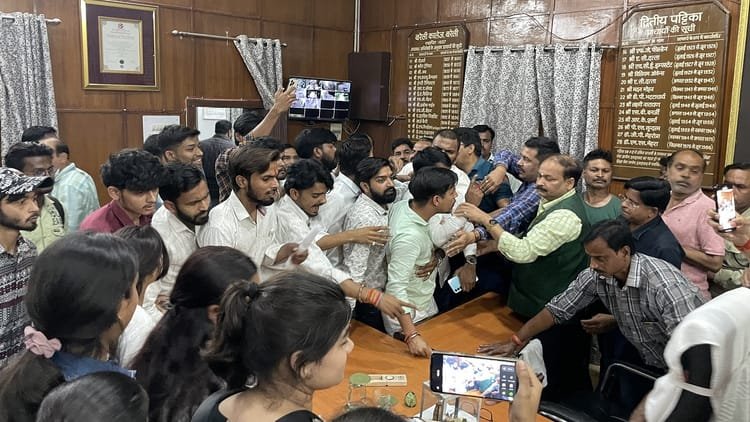 बरेली-कॉलेज-में-हाथापाई-का-मामला:-एबीवीपी-कार्यकर्ताओं-ने-बिगाड़ा-माहौल,-प्रोफेसर-ने-की-कार्रवाई-की-मांग