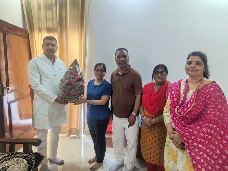 uppcs:-शिप्रा-यादव-ने-बढ़ाया-परिवार-का-मान,-असिस्टेंट-कमिश्नर-बनने-पर-मोहल्ले-में-मनाया-जश्न
