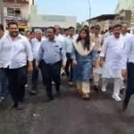 सोनीपत-में-बिना-तारकोल-के-बनाई-सड़क,-डिवाइडर-से-सीमेंट-गायब,-जांच-के-लिए-पहुंचे-हरियाणा-के-प्रधान-सचिव