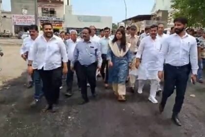 सोनीपत-में-बिना-तारकोल-के-बनाई-सड़क,-डिवाइडर-से-सीमेंट-गायब,-जांच-के-लिए-पहुंचे-हरियाणा-के-प्रधान-सचिव