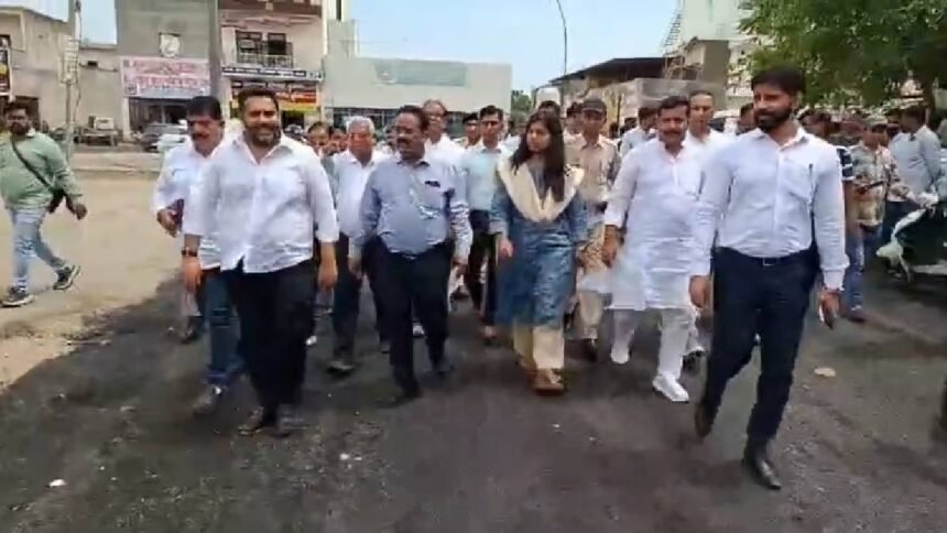 सोनीपत-में-बिना-तारकोल-के-बनाई-सड़क,-डिवाइडर-से-सीमेंट-गायब,-जांच-के-लिए-पहुंचे-हरियाणा-के-प्रधान-सचिव