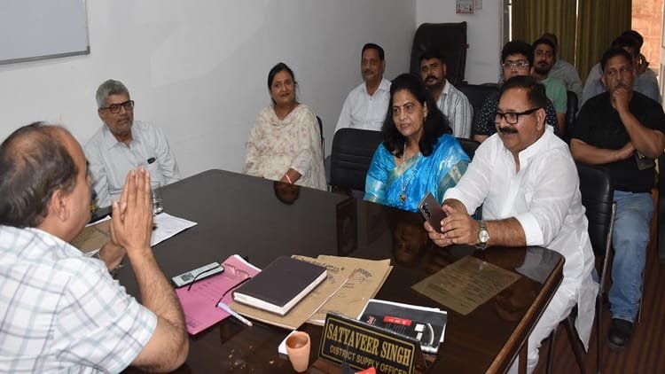 lpg:-गैस-सिलिंडर-के-लिए-अब-होने-लगी-मारपीट,-एक-एजेंसी-पर-कर्मचारियों-को-पीटा,-दूसरी-पर-युवक-पीटकर-किया-घायल