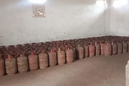 up:-एलपीजी-संकट-के-बीच-लखीमपुर-खीरी-में-108-सिलिंडर-चोरी,-चोरों-ने-गोदाम-की-दीवार-तोड़कर-की-वारदात