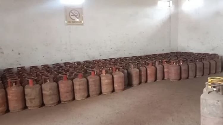 up:-एलपीजी-संकट-के-बीच-लखीमपुर-खीरी-में-108-सिलिंडर-चोरी,-चोरों-ने-गोदाम-की-दीवार-तोड़कर-की-वारदात