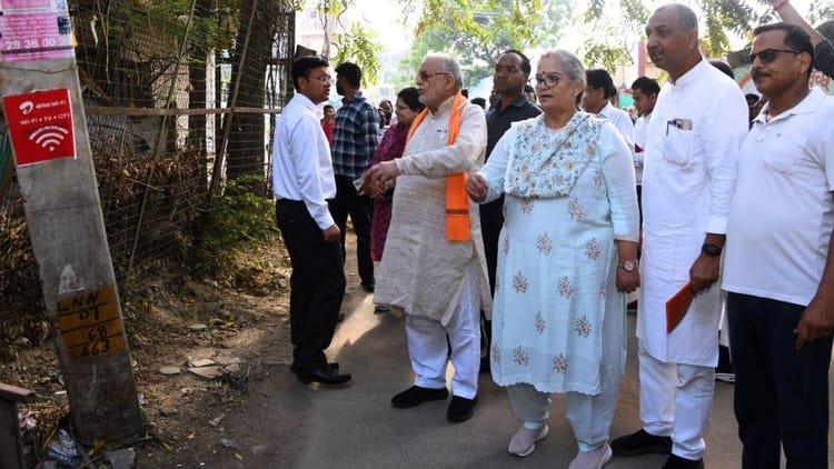 up:-महापौर-के-साथ-सड़क-पर-उतरे-मंत्री-सुरेश-खन्ना,-सफाई-में-मिली-लापरवाही;-लगा-जुर्माना,-वेतन-कटौती-के-निर्देश