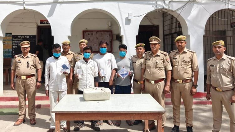 up-news:-जाली-नोट-छापने-वाले-चार-आरोपी-गिरफ्तार,-एक-असली-के-बदले-तीन-नकली-का-देते-थे-लालच