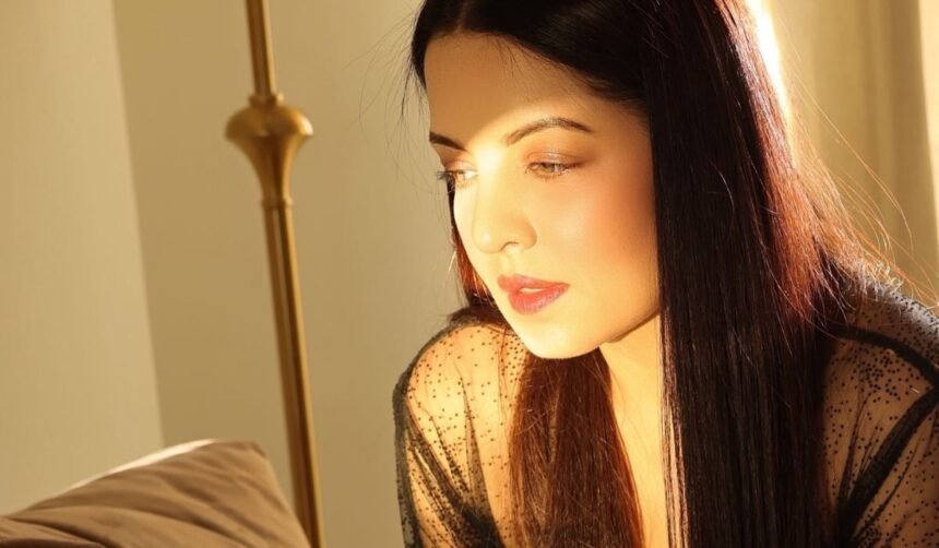 जब-जिंदगी-से-हार-मान-बैठी-थीं-सेलिना-जेटली,-रोते-हुए-अकेले-काटी-रातें,-तलाक-के-बीच-छलका-दर्द