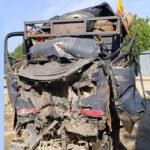 fatehpur:-लोडर-ट्रक-की-भिड़ंत-में-चालक-व-श्रमिक-की-मौत,-क्रेन-से-निकाले-गए-केबिन-में-फंसे-शव