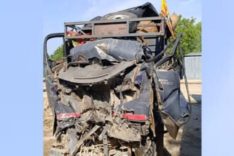 fatehpur:-लोडर-ट्रक-की-भिड़ंत-में-चालक-व-श्रमिक-की-मौत,-क्रेन-से-निकाले-गए-केबिन-में-फंसे-शव