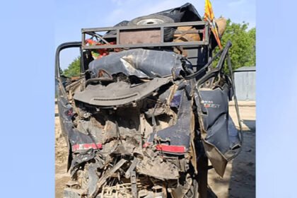 fatehpur:-लोडर-ट्रक-की-भिड़ंत-में-चालक-व-श्रमिक-की-मौत,-क्रेन-से-निकाले-गए-केबिन-में-फंसे-शव