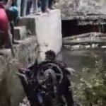 bareilly-news:-कॉलोनी-के-खुले-नाले-में-गिरा-बाइक-सवार-युवक,-स्थानीय-लोगों-ने-बचाया