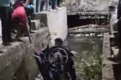 bareilly-news:-कॉलोनी-के-खुले-नाले-में-गिरा-बाइक-सवार-युवक,-स्थानीय-लोगों-ने-बचाया