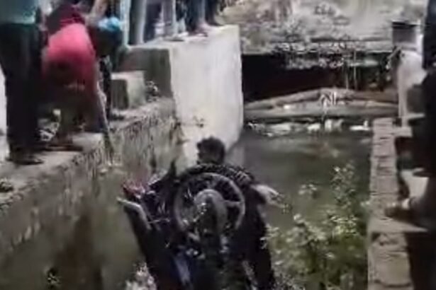 bareilly-news:-कॉलोनी-के-खुले-नाले-में-गिरा-बाइक-सवार-युवक,-स्थानीय-लोगों-ने-बचाया