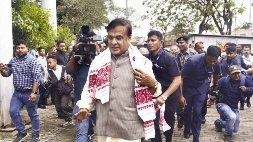 कांग्रेस-के-आरोपों-पर-हिमंत-बिस्वा-सरमा-का-पलटवार,-कहा-‘पाकिस्तानी-ग्रुप-से-गलत-जानकारी-उठाई’,-पत्नी-ने-fir-कराई