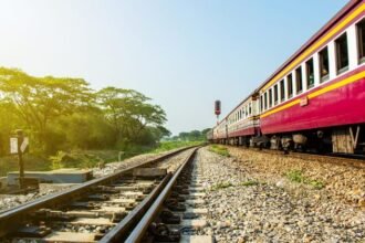 यूपी-में-ट्रेन-पलटाने-की-साजिश:-रेलवे-ट्रैक-पर-रखा-था-लोहे-का-एंगल,-लोको-पायलट-की-सूझबूझ-से-टला-बड़ा-हादसा