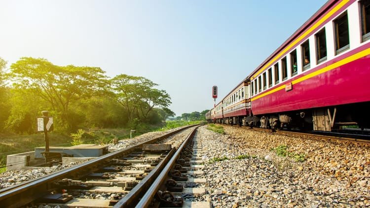 यूपी-में-ट्रेन-पलटाने-की-साजिश:-रेलवे-ट्रैक-पर-रखा-था-लोहे-का-एंगल,-लोको-पायलट-की-सूझबूझ-से-टला-बड़ा-हादसा