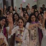 up:-भजनों-की-मधुर-धुनों-में-डूबा-सभागार,-कृष्ण-नाम-के-संकीर्तन-से-श्रद्धालु-हुए-भावविभोर