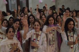 up:-भजनों-की-मधुर-धुनों-में-डूबा-सभागार,-कृष्ण-नाम-के-संकीर्तन-से-श्रद्धालु-हुए-भावविभोर