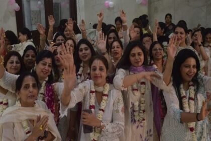 up:-भजनों-की-मधुर-धुनों-में-डूबा-सभागार,-कृष्ण-नाम-के-संकीर्तन-से-श्रद्धालु-हुए-भावविभोर