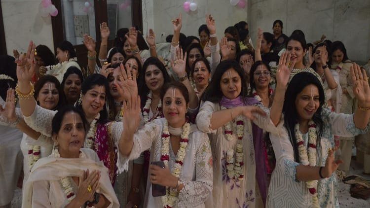 up:-भजनों-की-मधुर-धुनों-में-डूबा-सभागार,-कृष्ण-नाम-के-संकीर्तन-से-श्रद्धालु-हुए-भावविभोर