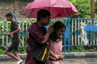 दिल्ली-ncr-में-कल-भी-खराब-रहेगा-मौसम,-गरज-चमक-के-साथ-बारिश-की-चेतावनी,-40-किमी-प्रति-घंटे-की-रफ्तार-से-चलेंगी-हवाएं