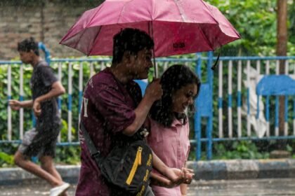 दिल्ली-ncr-में-कल-भी-खराब-रहेगा-मौसम,-गरज-चमक-के-साथ-बारिश-की-चेतावनी,-40-किमी-प्रति-घंटे-की-रफ्तार-से-चलेंगी-हवाएं