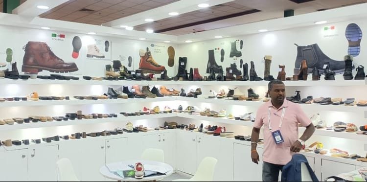 up:-युद्ध-रुका-पर-संकट-बरकरार,-जूतों-के-कंटेनर-अटके,-करोड़ों-के-नुकसान-की-कगार-पर-कारोबारी