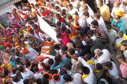 up-news:-एक-हफ्ते-पहले-छुट्टी-काट-कर-ड्यूटी-पर-लौटा-था-जवान,-अब-तिरंगे-में-लिपटा;-नम-आंखों-से-दी-अंतिम-विदाई