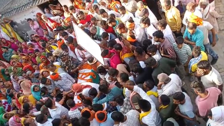 up-news:-एक-हफ्ते-पहले-छुट्टी-काट-कर-ड्यूटी-पर-लौटा-था-जवान,-अब-तिरंगे-में-लिपटा;-नम-आंखों-से-दी-अंतिम-विदाई