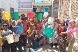 up:-आगरा-में-पानी-के-लिए-हाहाकार,-खाली-बर्तन-लेकर-सड़कों-पर-उतरे-लोग;-जलकल-विभाग-के-दावे-हुए-फेल