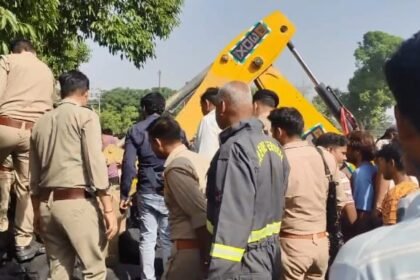 kannauj-accident:-कोयले-से-लदा-कंटेनर-पलटा,-मलबे-में-दबकर-कई-लोगों-के-अंग-भंग;-दो-शव-बरामद,-राहत-कार्य-जारी