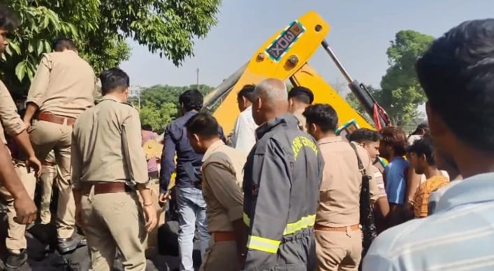 kannauj-accident:-कोयले-से-लदा-कंटेनर-पलटा,-मलबे-में-दबकर-कई-लोगों-के-अंग-भंग;-दो-शव-बरामद,-राहत-कार्य-जारी
