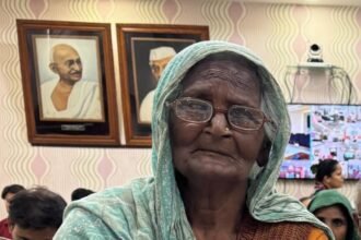 ‘बेटी-ने-घर-कब्जा-लिया,-मुझे-फुटपाथ-पर-धकेल-दिया’,-डीएम-के-सामने-फूट-फूट-कर-रोईं-76-साल-की-अम्मा