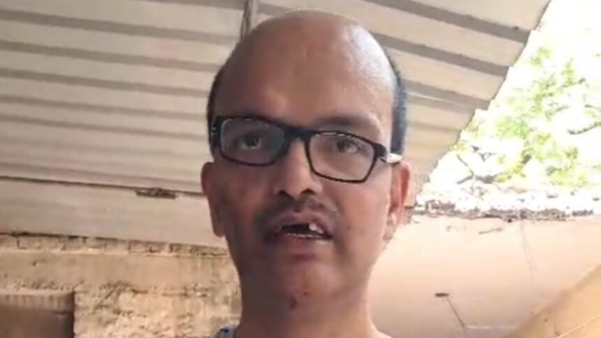 टूटी-सड़क-का-मजाक-बनाया-तो-पीटा,-3-दांत-तोड़े,-टूटे-दांत-हाथ-में-देकर-बोला-‘लो-बन-गई-सड़क’