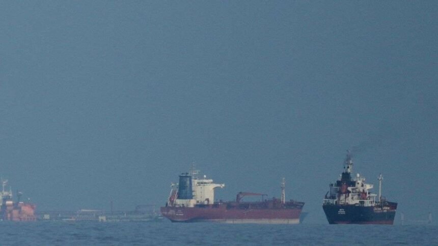 होर्मुज-पर-अमेरिका-की-पहरेदारी!-ईरान-के-खिलाफ-समुद्री-नाकाबंदी-से-बढ़ा-तनाव,-अब-आगे-क्या-होगा?