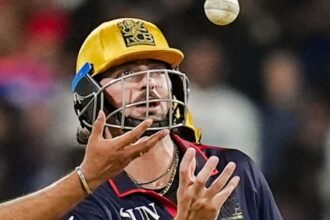 टिम-डेविड-ने-ये-क्या-किया,-अंपायर-से-गेंद-लेकर-करने-लगे-खेल,-उड़ाई-नियमों-की-धज्जियां