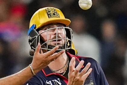 टिम-डेविड-ने-ये-क्या-किया,-अंपायर-से-गेंद-लेकर-करने-लगे-खेल,-उड़ाई-नियमों-की-धज्जियां