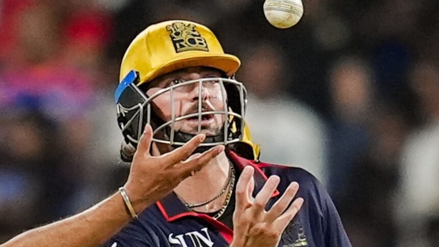 टिम-डेविड-ने-ये-क्या-किया,-अंपायर-से-गेंद-लेकर-करने-लगे-खेल,-उड़ाई-नियमों-की-धज्जियां