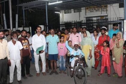 lucknow-news:-लोगों-के-लिए-जी-का-जंजाल-बन-रहा-प्रीपेड-मीटर,-उपभोक्ताओं-का-उपकेंद्र-पर-कब्जा;-कर्मचारी-बंधक