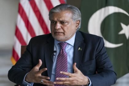 इशाक-डार-ने-चीन-के-विदेश-मंत्री-वांग-यी-से-की-बात,-इस्लामाबाद-वार्ता-के-बारे-में-दी-जानकारी