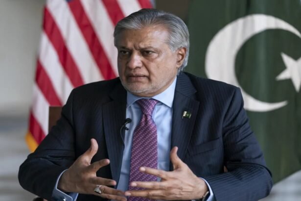 इशाक-डार-ने-चीन-के-विदेश-मंत्री-वांग-यी-से-की-बात,-इस्लामाबाद-वार्ता-के-बारे-में-दी-जानकारी