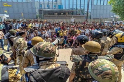 नोएडा-हिंसा-मामला:-जांच-में-चौंकाने-वाला-खुलासा,-qr-कोड-के-ज़रिए-whatsapp-ग्रुप-में-जोड़े-गए-प्रदर्शनकारी