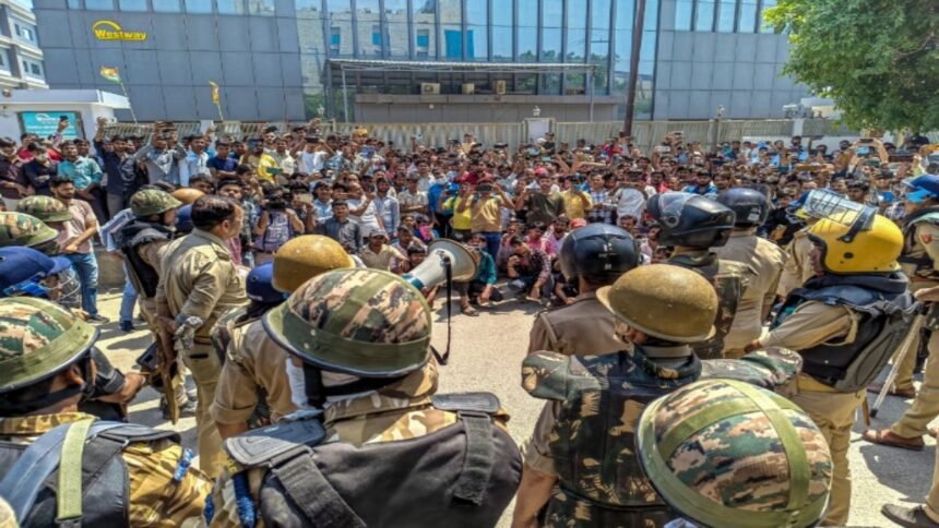 नोएडा-हिंसा-मामला:-जांच-में-चौंकाने-वाला-खुलासा,-qr-कोड-के-ज़रिए-whatsapp-ग्रुप-में-जोड़े-गए-प्रदर्शनकारी