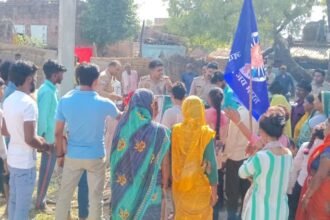 lakhimpur-kheri:-बांकेगंज-बवाल-के-बाद-अब-भीरा-में-विवाद,-आमने-सामने-आए-दो-पक्षों-के-लोग,-पुलिस-ने-कराया-शांत