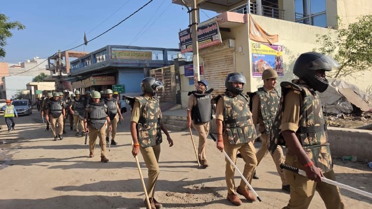 up:-नोएडा-के-सेक्टर-63-में-फिर-तोड़फोड़-का-प्रयास,-पुलिस-ने-लाठीचार्ज-कर-प्रदर्शनकारियों-को-खदेड़ा