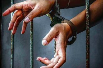 agra:-फल-विक्रेता-के-घर-से-हुई-12-लाख-की-चोरी-का-खुलासा,-पुलिस-ने-दबोचा-आरोपी;-जेवर-और-मोबाइल-बरामद