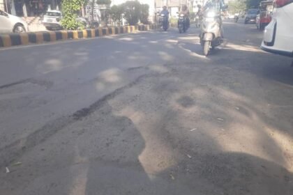 ये-तो-हद-ही-हो-गई:-एक-महीने-पहले-बनी-थी-सड़क,-टोरंट-की-टीम-ने-खोद-डाली;-निगम-ने-लगाया-जुर्माना