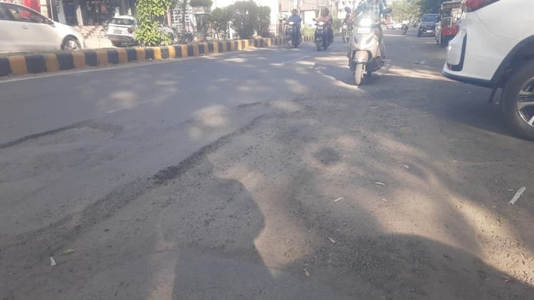 ये-तो-हद-ही-हो-गई:-एक-महीने-पहले-बनी-थी-सड़क,-टोरंट-की-टीम-ने-खोद-डाली;-निगम-ने-लगाया-जुर्माना